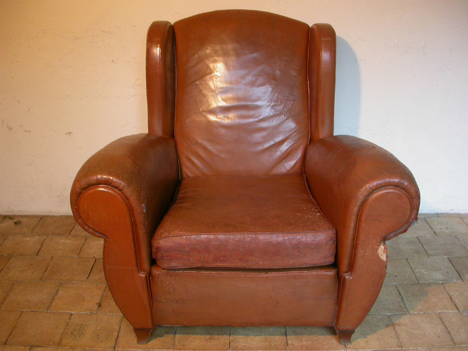 FAUTEUIL CLUB à OREILLES en CUIR circa 1940