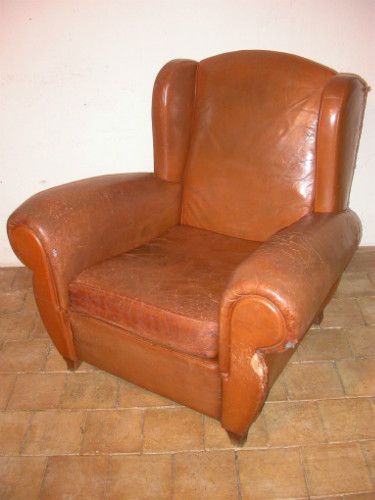 FAUTEUIL CLUB à OREILLES en CUIR circa 1940