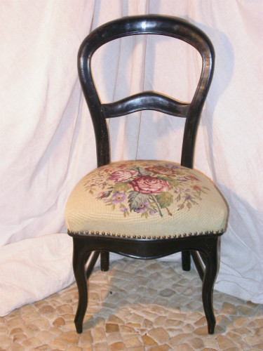 Ravissante CHAISE BASSE en bois noirci d'époque NAPOLEON III 