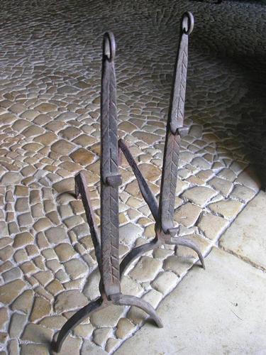 Très ancienne PAIRE de CHENETS en FER FORGE - XV - XVI ème siècle