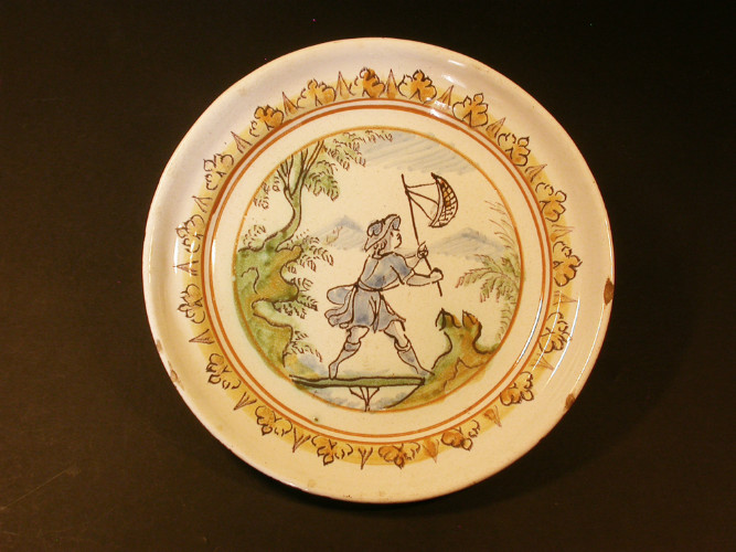 Rare et curieuse ASSIETTE en FAIENCE au CHASSEUR DE PAPILLONS