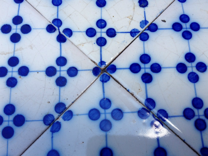 ENSEMBLE de CARREAUX de CUISINE en faïence bleus et blanc début XXème