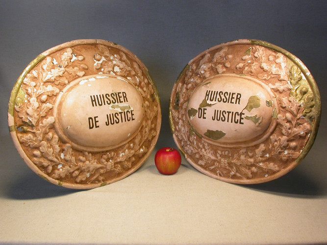 PAIRE D'ENSEIGNES peintes HUISSIER DE JUSTICE